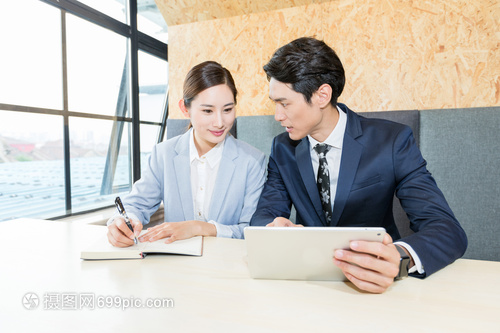 商務人士討論工作探討聊天